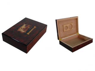 Cigar humidor for 20 cigars